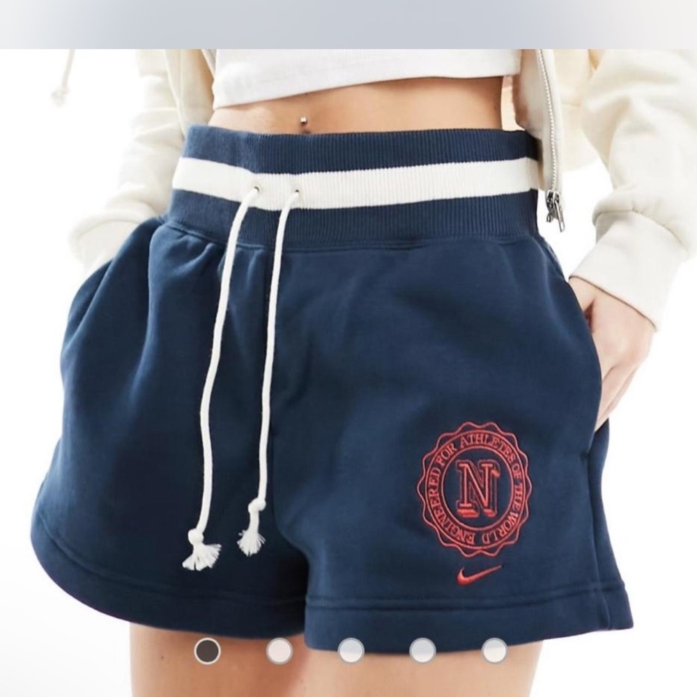 Women's Nike Sportswear Phoenix Fleece
High-Waisted Campus Shorts